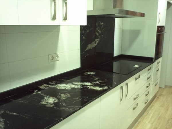 Elegir color muebles de cocina y encimera decoración ... Cocina pequeña color burdeos