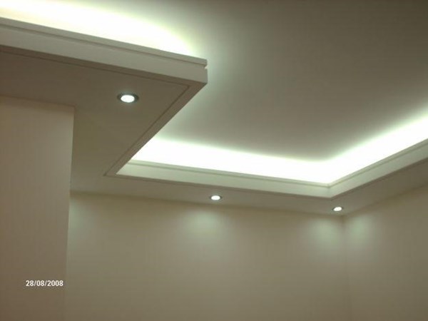 Iluminación indirecta en el salón y dormitorio principal, escayola y