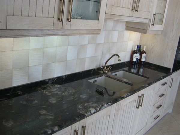 Elegir color muebles de cocina y encimera decoración ... Imagenes de cocinas gris y blanca