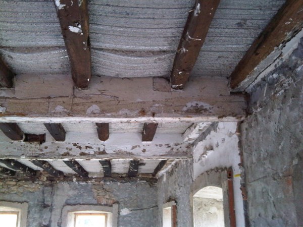 Pladur con techo muy irregular. albañilerÃa todoexpertos.com Como bajar un techo con madera