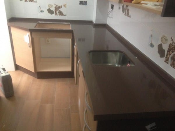 Qué color de cocina y encimera va con pared con azulejos blancos ... Cocinas blancas con encimeras silestone beige