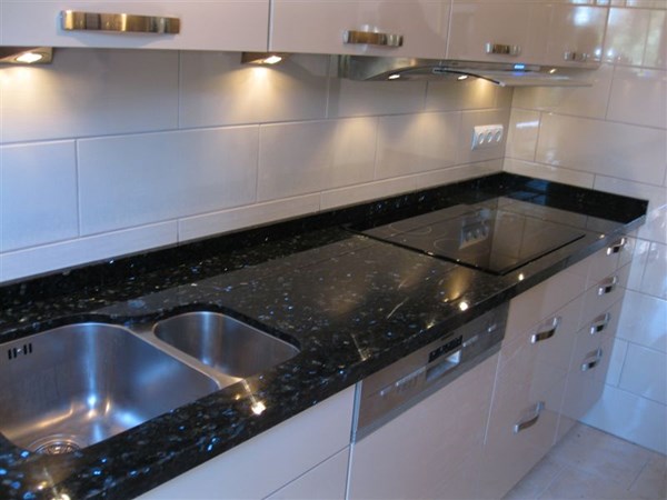 Elegir color muebles de cocina y encimera decoración ... Imagenes de cocinas gris y blanca