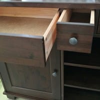Hay alguna manera de oscurecer el tono de este mueble sin tener que lijar y pintar?