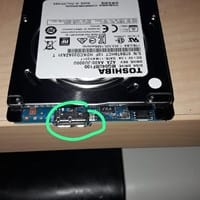 Disco duro externo toshiba tiene pin de conector externo roto. ¿Cómo repararlo? Envío foto