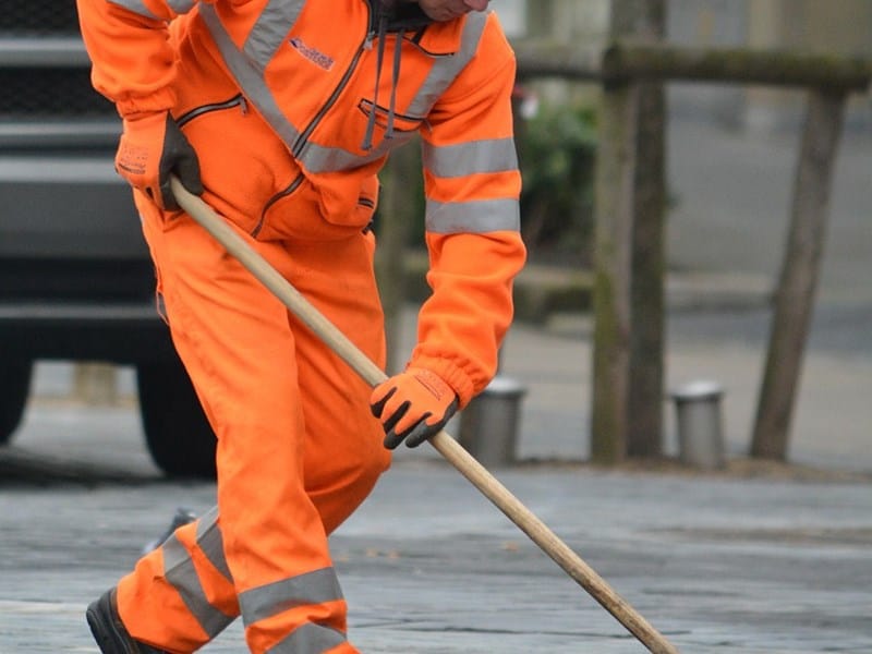 Дворник иллюстрация. Уборщик дворник. Уборщик дворник. Сторож дворник. Объявление дворник.