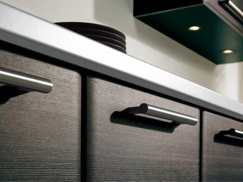 ¿Cómo puedo añadir una trasera a un armario bajo de cocina sin