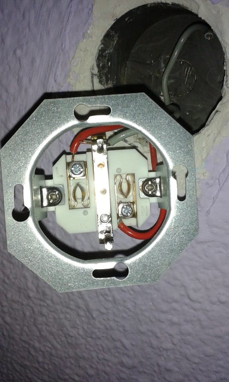 No me da luz la lámpara al poner el enchufe - Electricidad del hogar