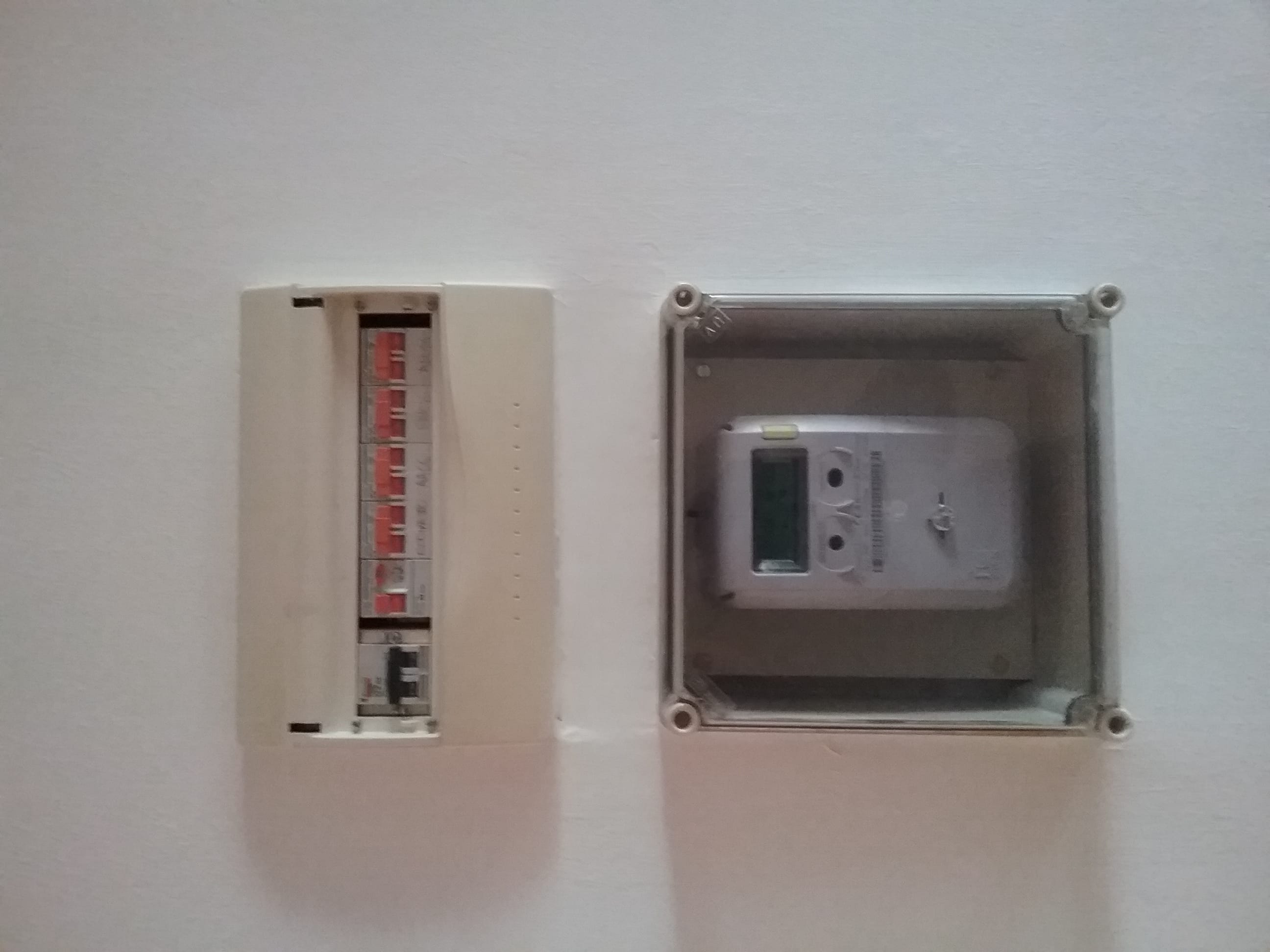 ¿Cómo cortar la corriente para cambiar la bombilla en una lámpara de