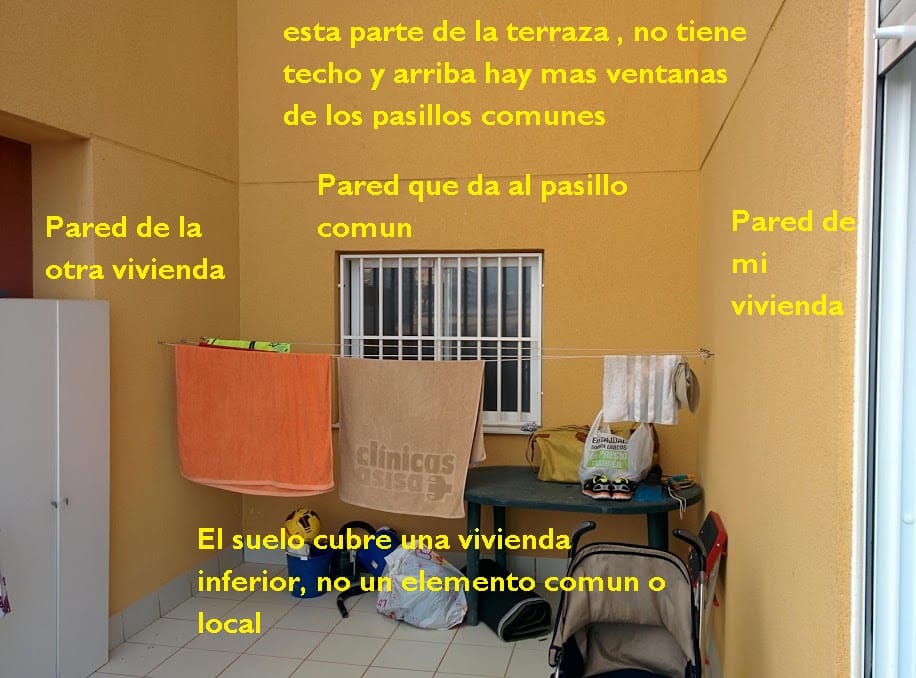 Terraza de uso privativo con pared contigua a pasillo comunitario y ventana de luz y ventilación