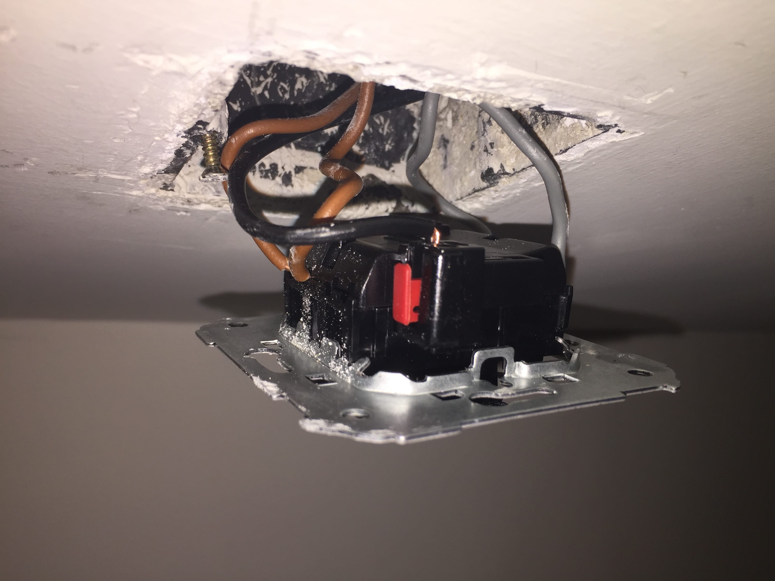 Como separar dos puntos de luz de tres interruptores conmutados para