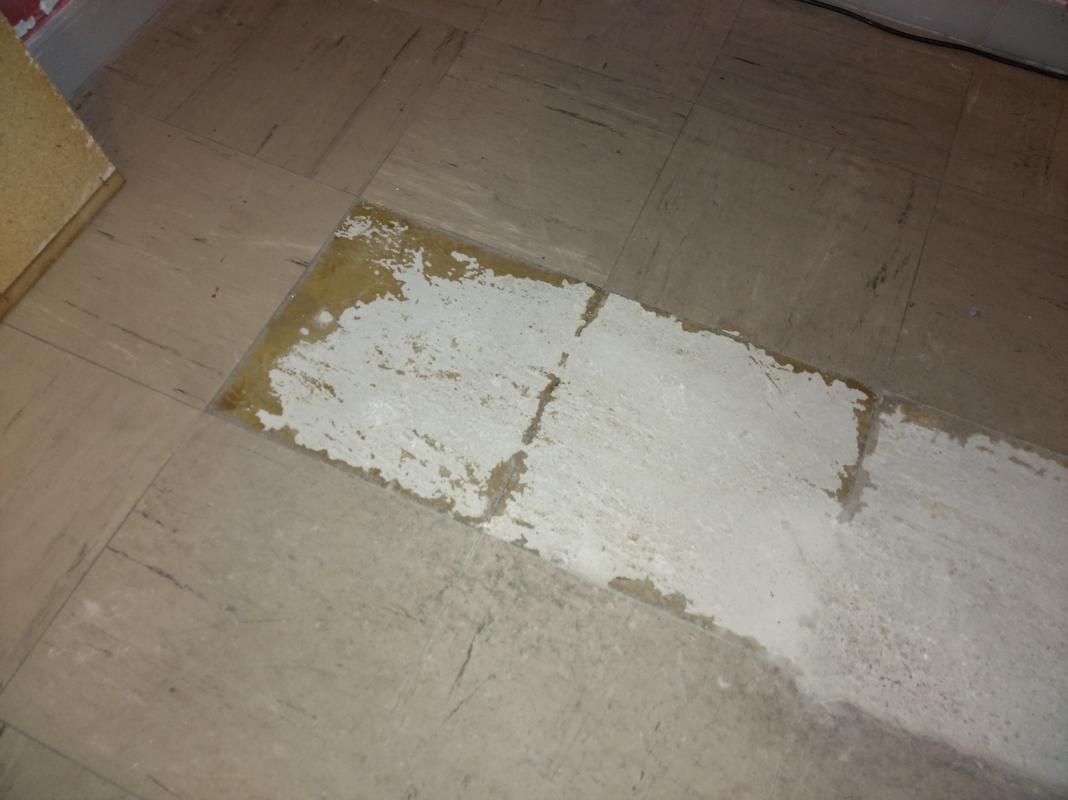 Quitar pegamento del suelo de baldosas de plástico - Albañilería