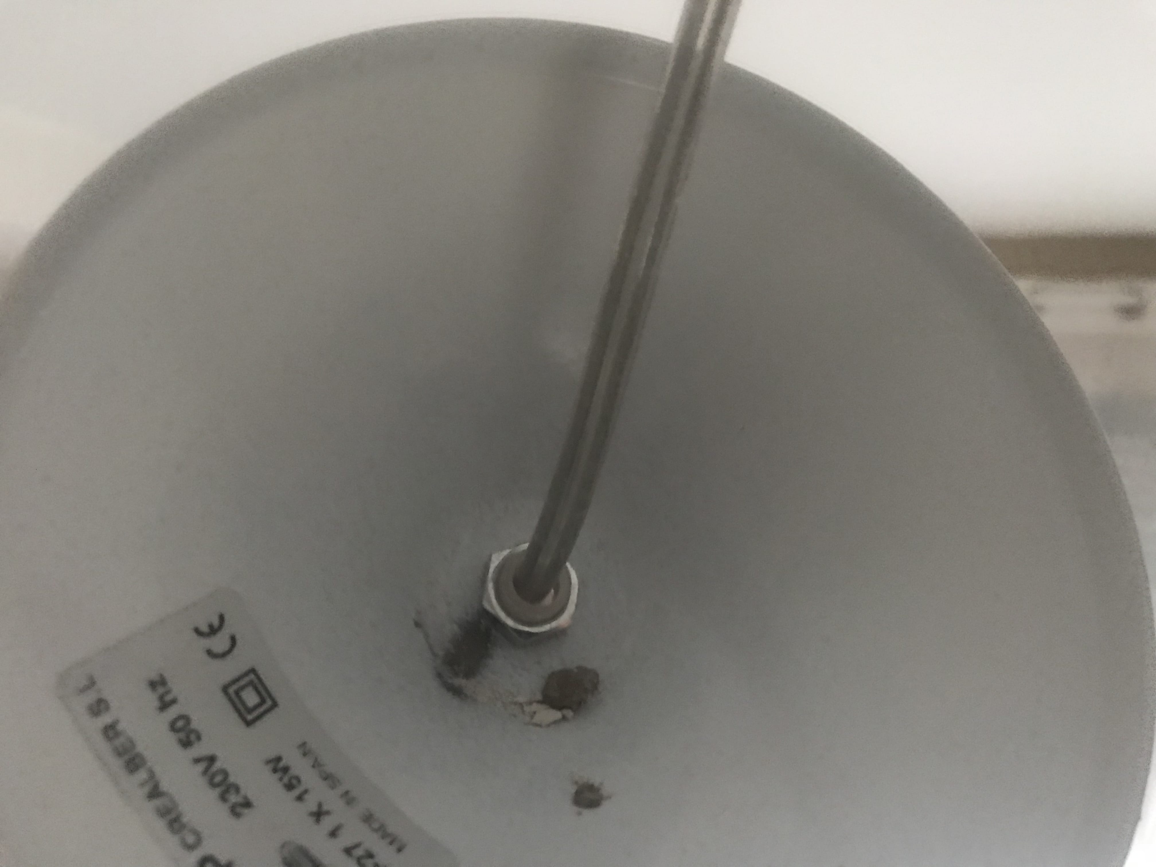 Como hago para que el embellecedor de la lámpara de techo se quede bien