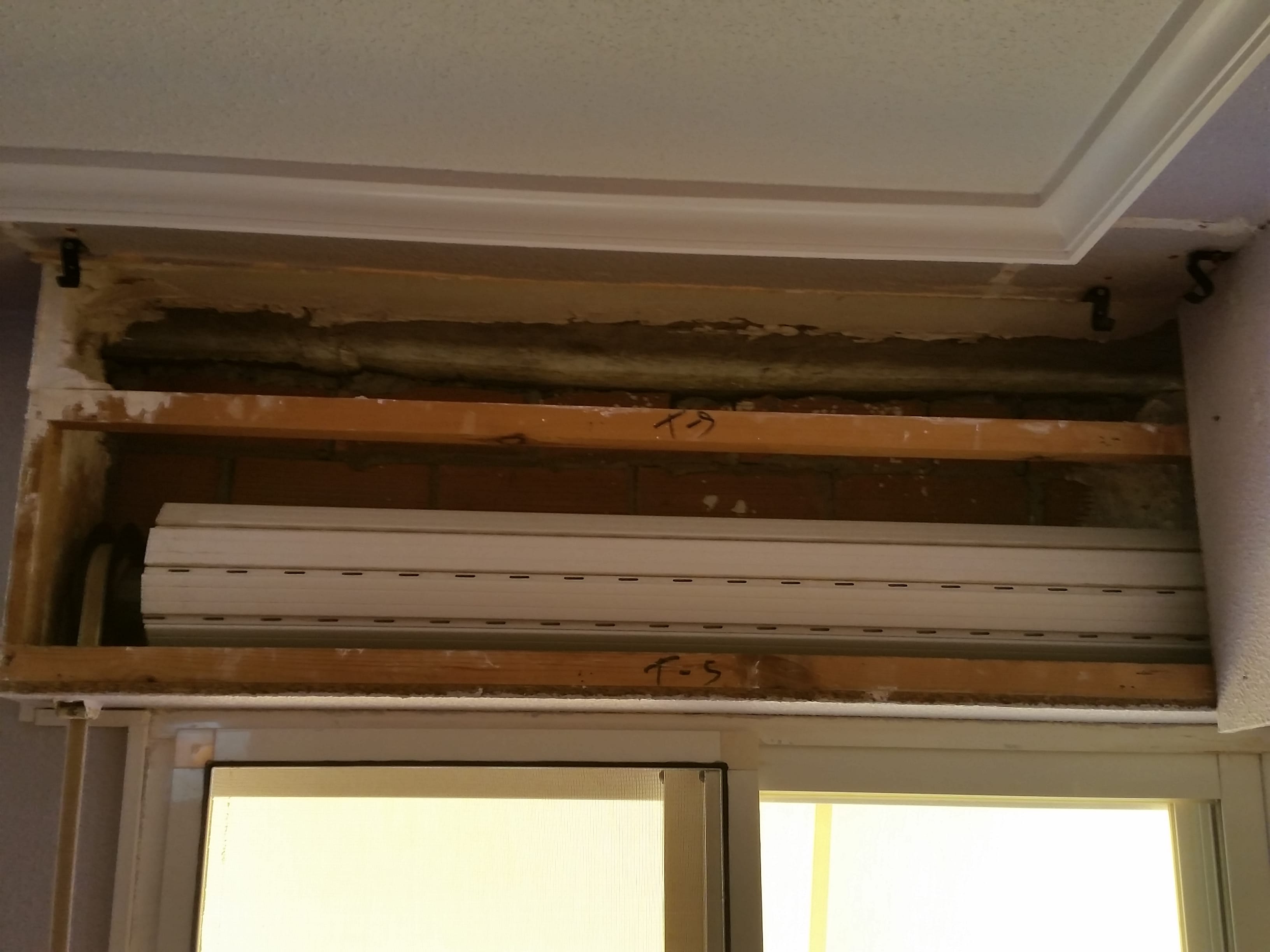 Cambiar cajón de persiana de obra y madera Carpintería