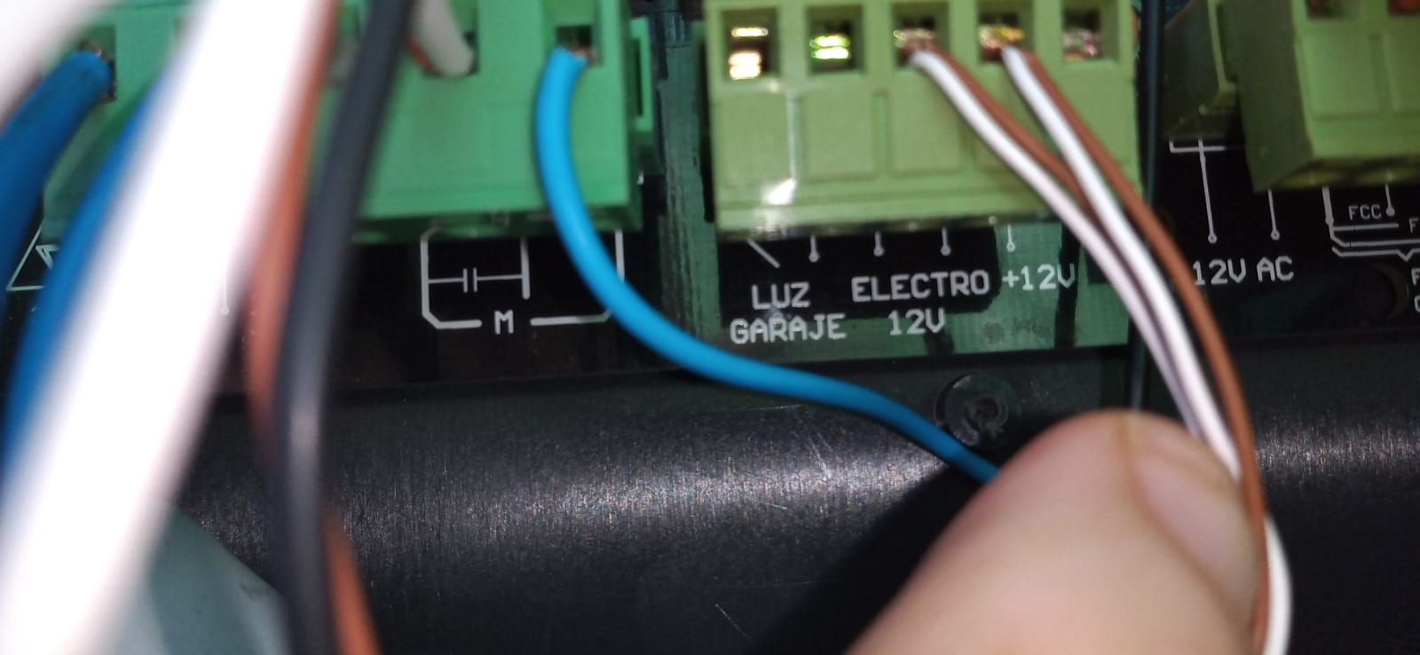 Encender luz con la apertura de la puerta - Ingeniería Electrónica