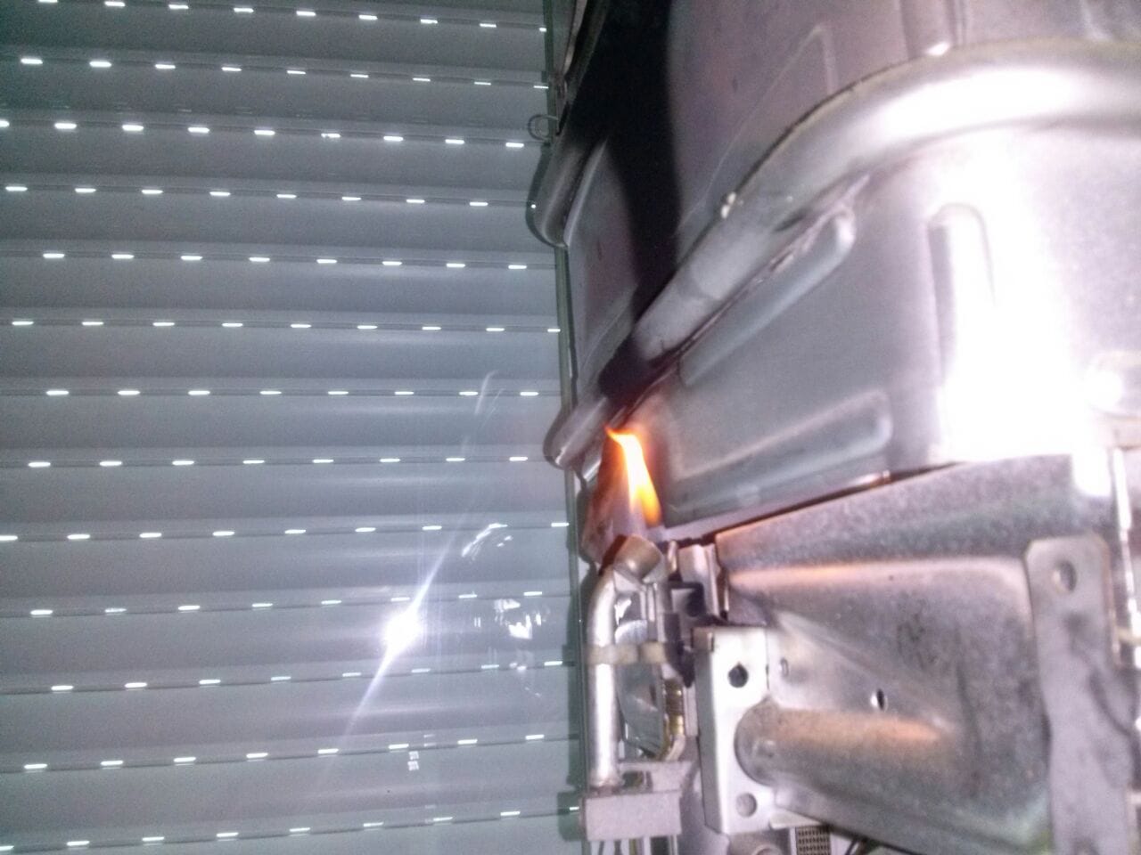 ¿Porque la llama de mi calentador sale por fuera? - Fontanería