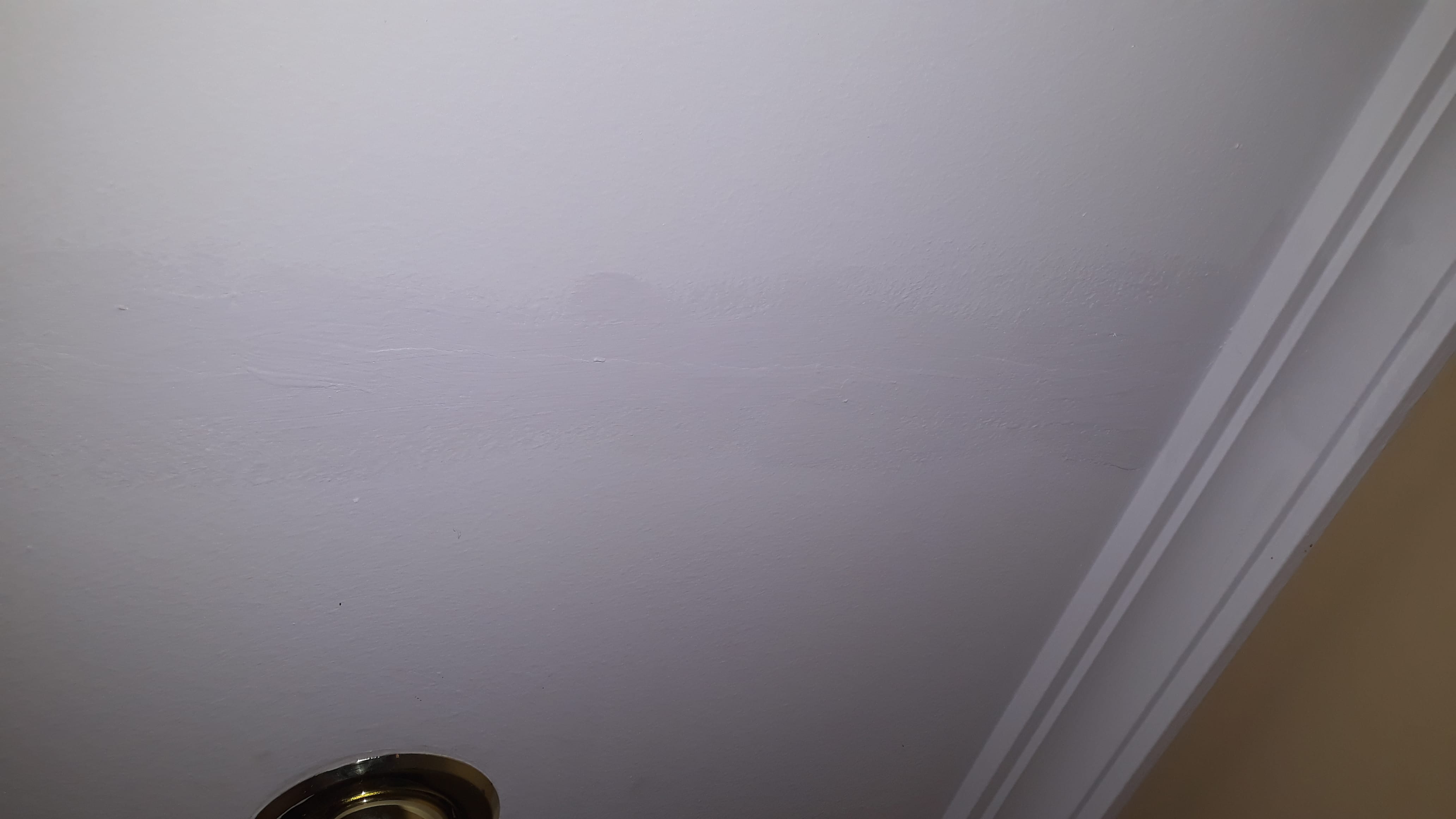 Diferencia de tono al pintar el techo de blanco - Pintura