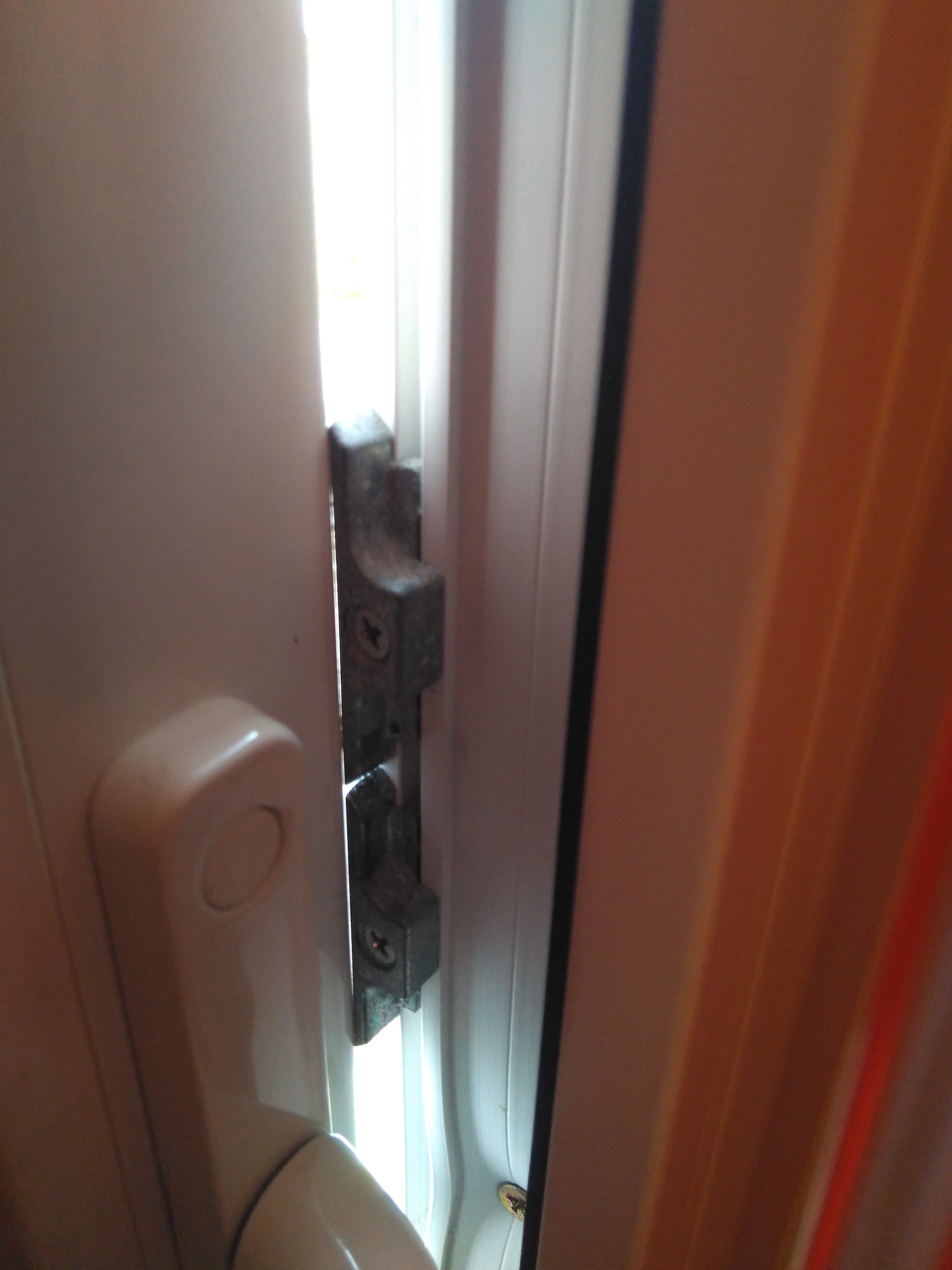 Cómo ajustar bisagras puertas pvc - Carpintería - Todoexpertos.com