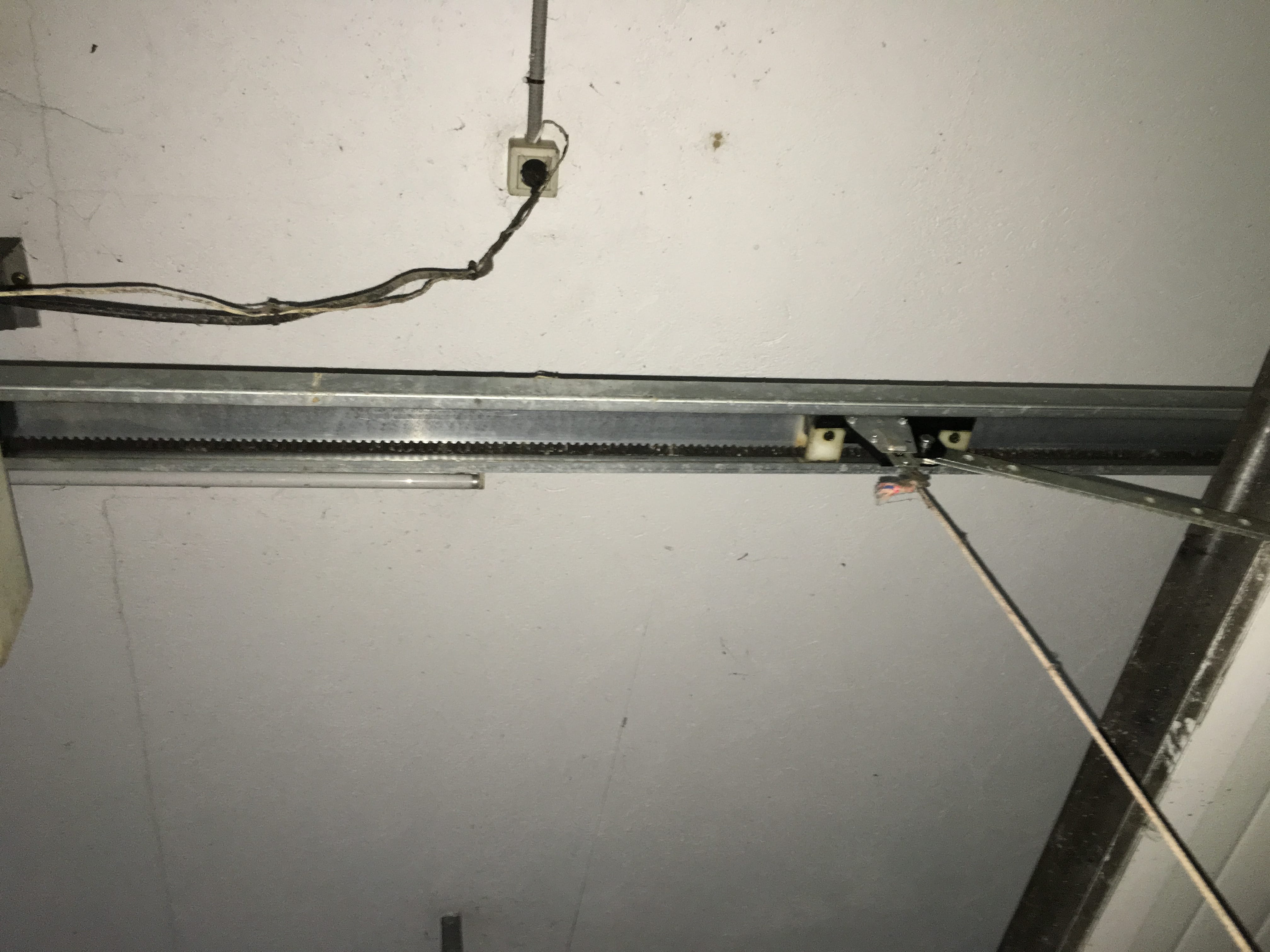 Avería en puerta de garaje automática - Seguridad en el hogar