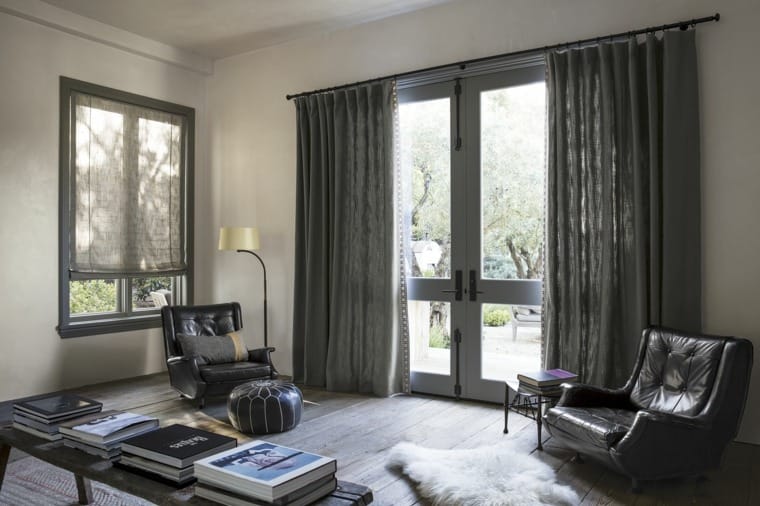 Tengo un salón comedor que el suelo es gris oscuro y las cortinas son