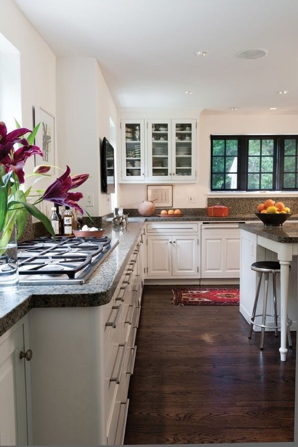 ¿Cómo decorar un salón cocina de 18m con suelo oscuro? - Decoración