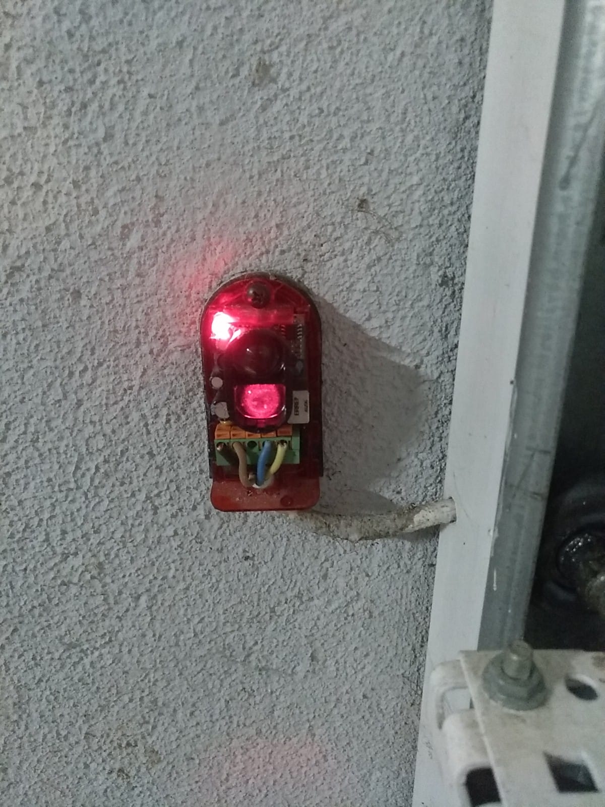 Fotocélula no funciona y no deja cerrar puerta garaje - Domótica