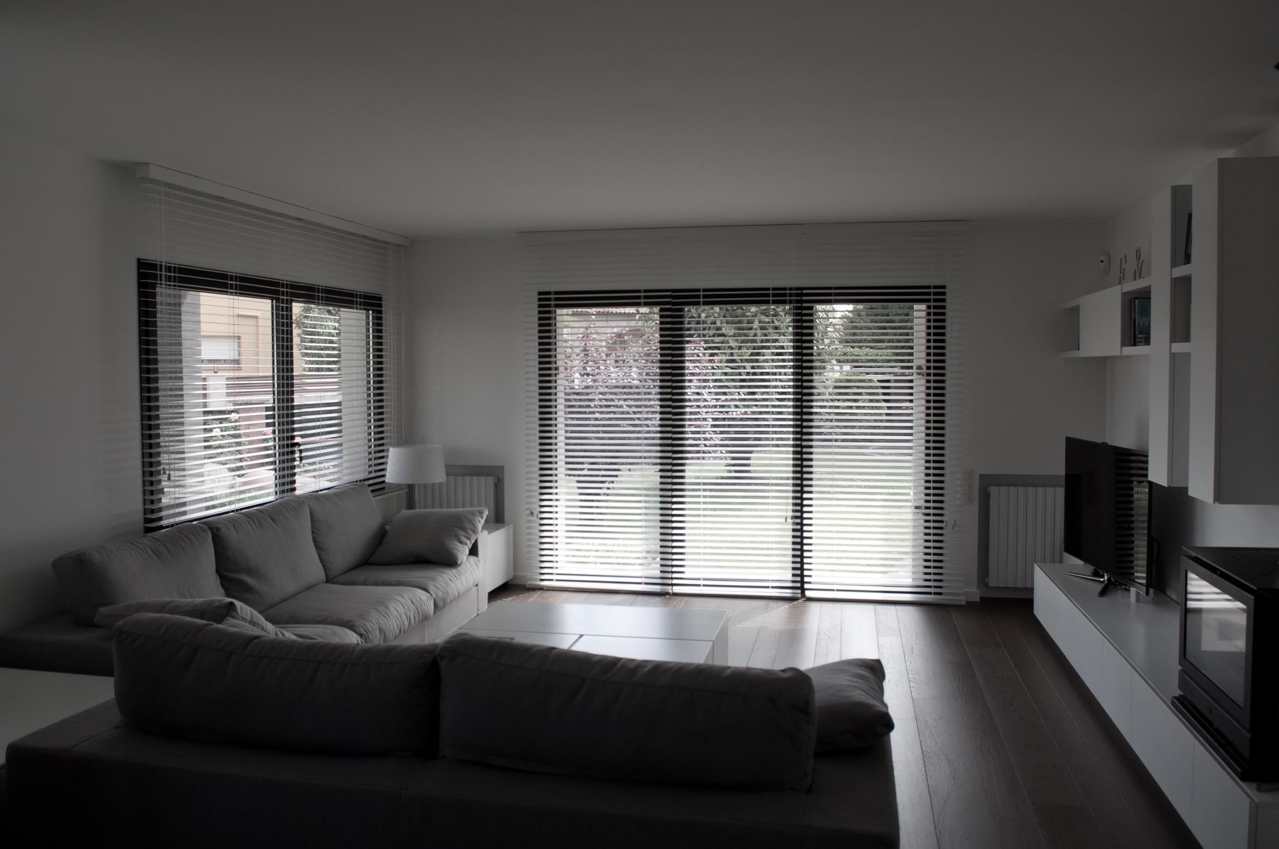 Tengo un salón comedor que el suelo es gris oscuro y las cortinas son