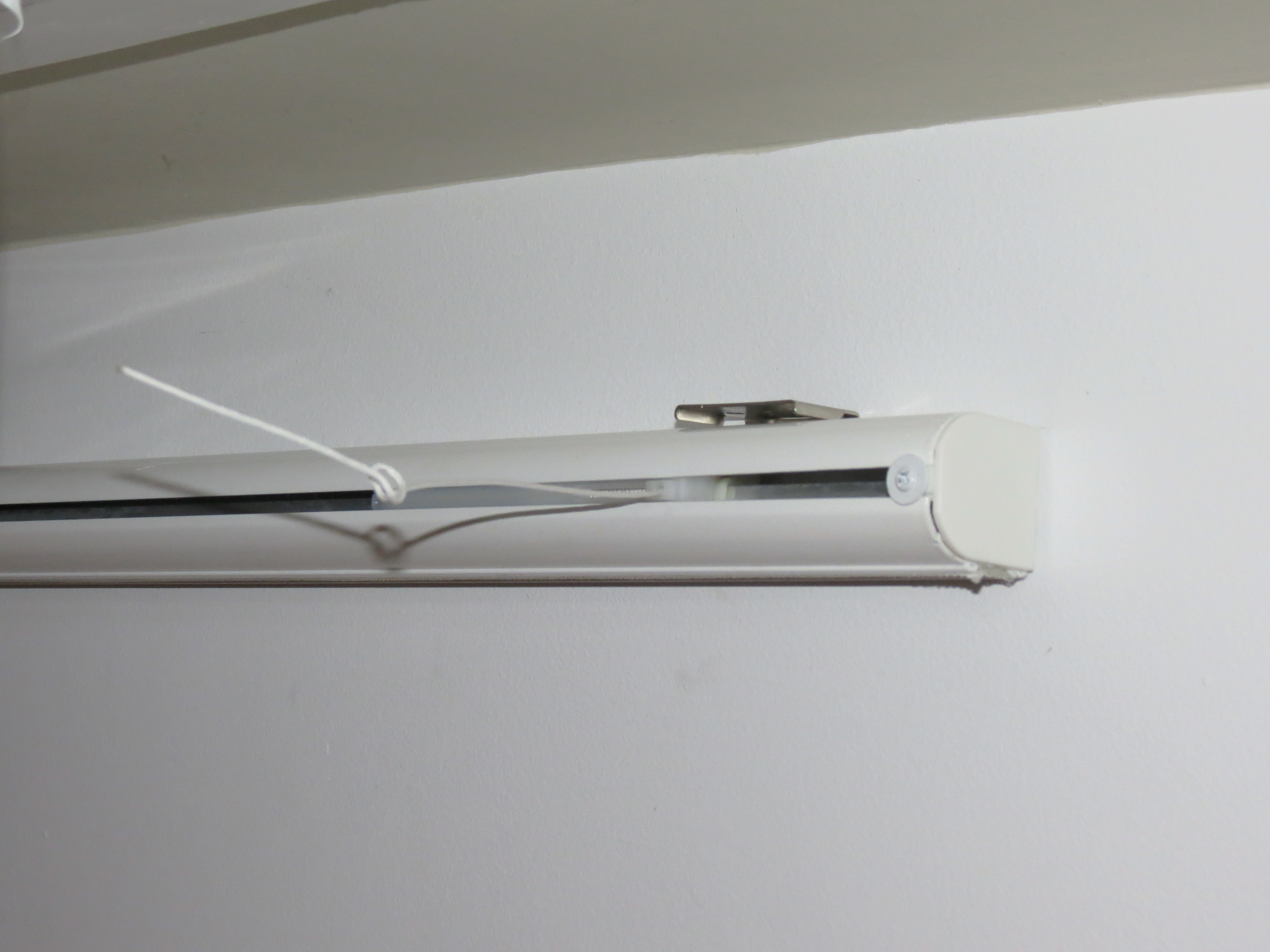 Como desmontar un estor que será colgado del techo? - Reparaciones