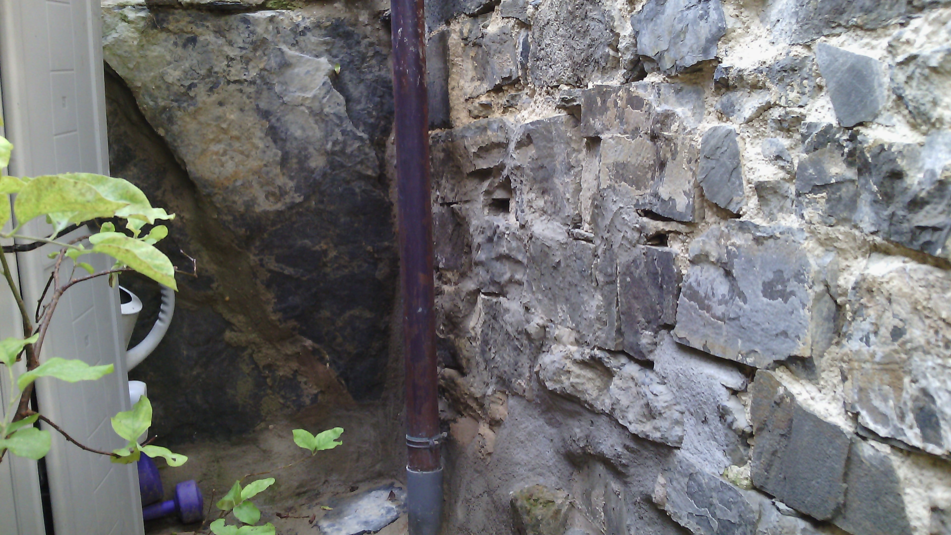 Cómo evitar la entrada de agua de lluvia en pared de piedra de 60 cm