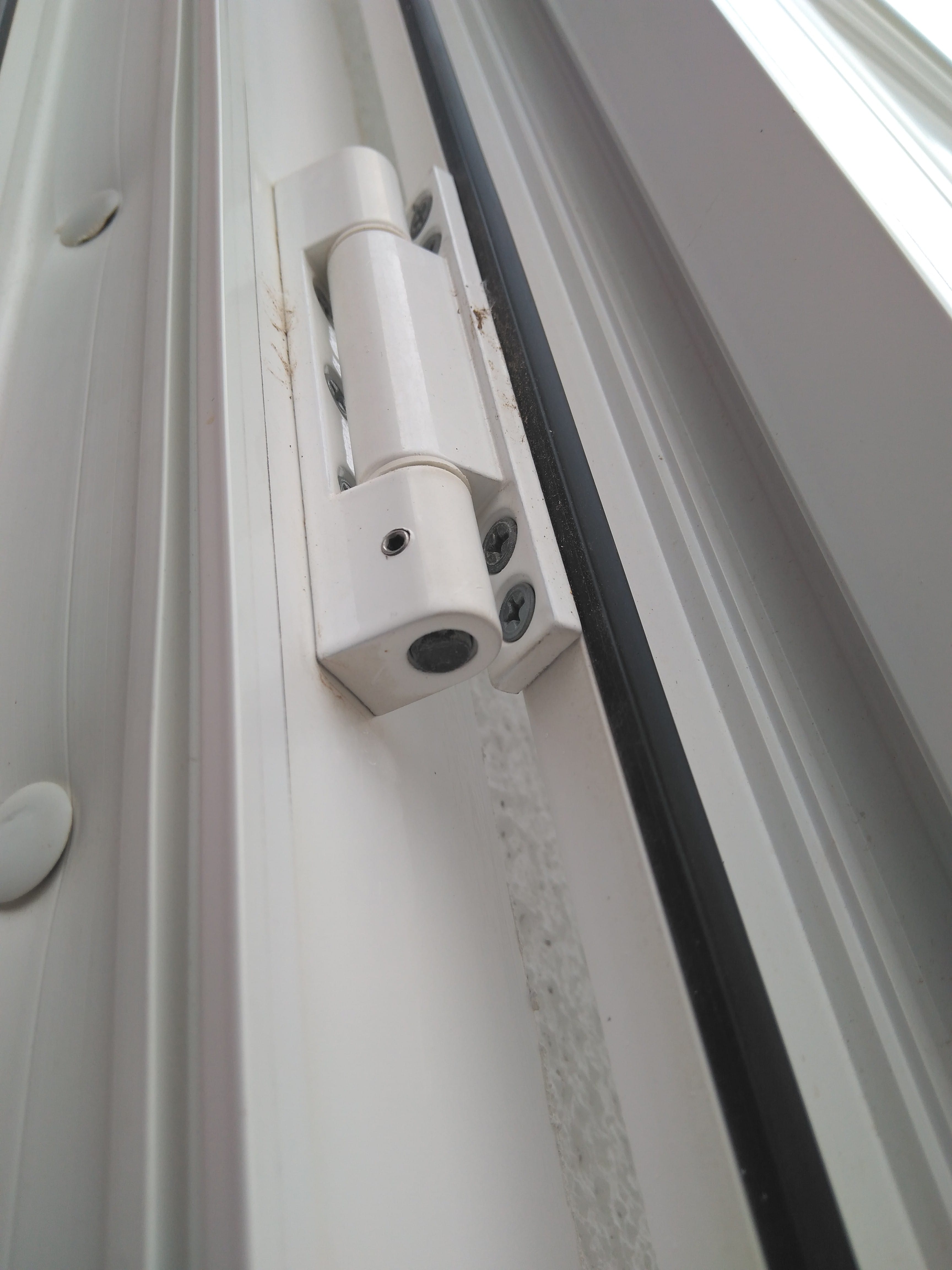 Cómo ajustar bisagras puertas pvc - Carpintería - Todoexpertos.com