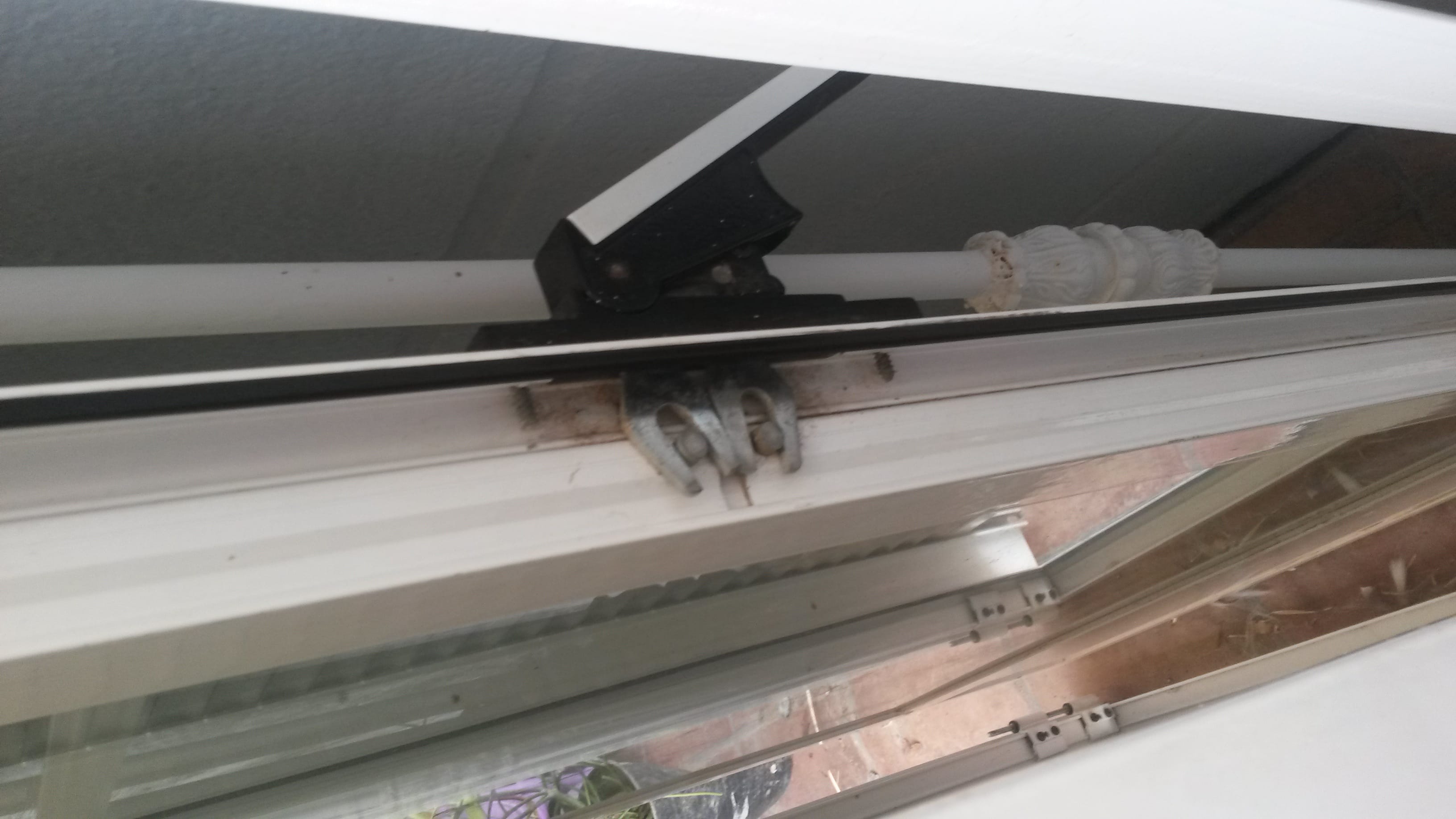 Poner doble manilla en puerta de aluminio - Carpintería - Todoexpertos.com