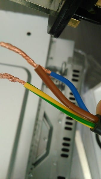 como conectar los cables a una clavija trifasica