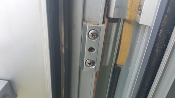 Ajustar Puerta de entrada. Puerta de Aluminio no cierra 