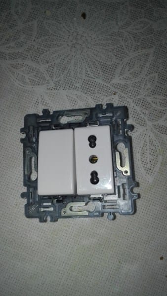 Conectar un enchufe, y un aplique baño. - Electricidad del hogar